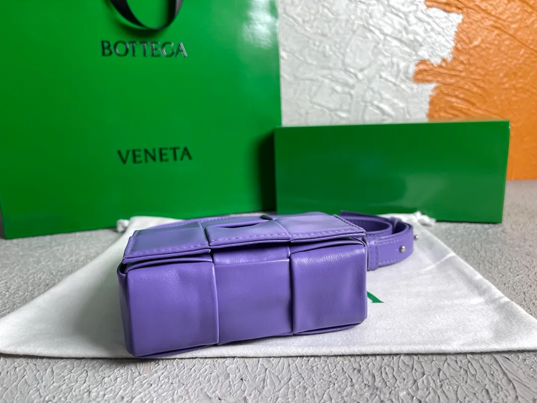Special price 400🉐️Bottega Veneta/Bottega Veneta 2021 new product CASSETTE woven cross-body shoulder bag BV bag, single internal zipper pocket, magnetic buckle opens and closes, the original oil-waxed cowhide may have texture derived from the original style of the leather, skin spots and other surface marks are normal, please do not worry. Style number: 6813#, color: lavender origin: Italy mini size: 13*9.5*5cm